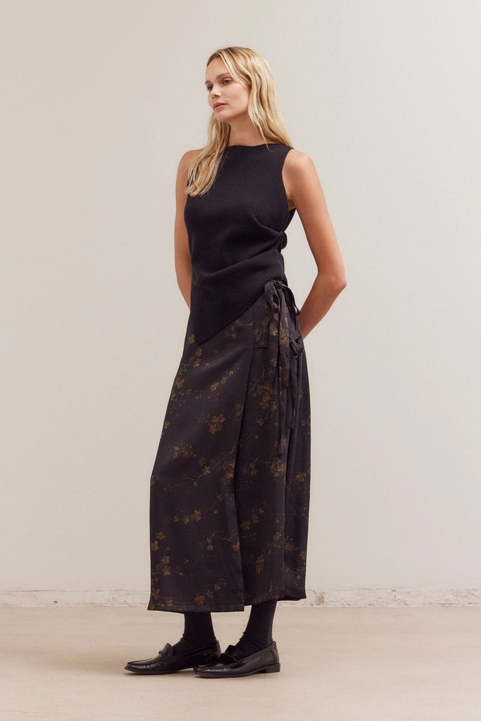 Unbalanced Side Shirring Sleeveless Knit Top