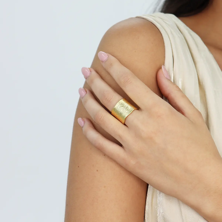 Trendy Textured Cigar Brand Ring