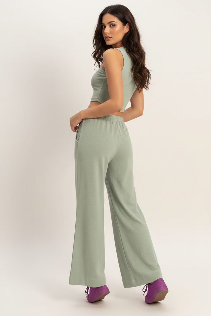 Brunette — Rear view