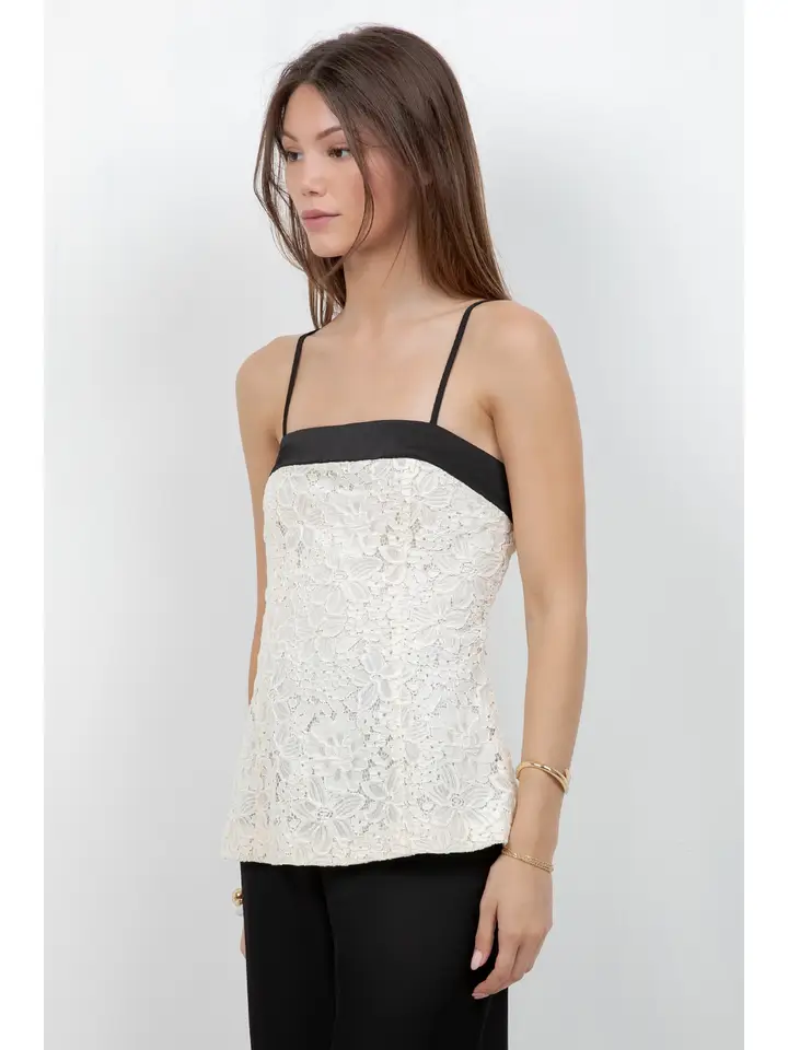 Fitted Lace Sleeveless Tank Top