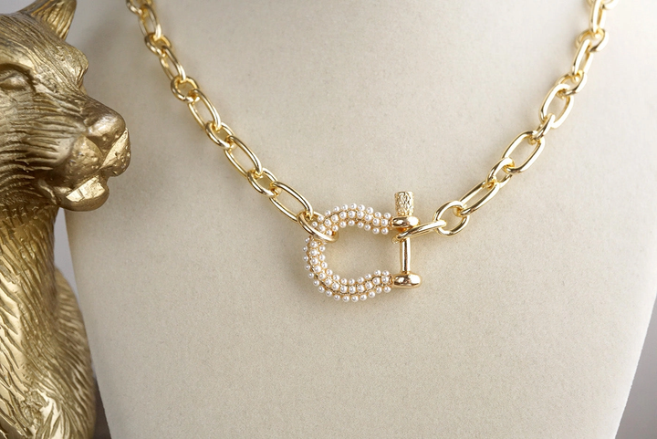 Shackle Chain Toggle Necklace