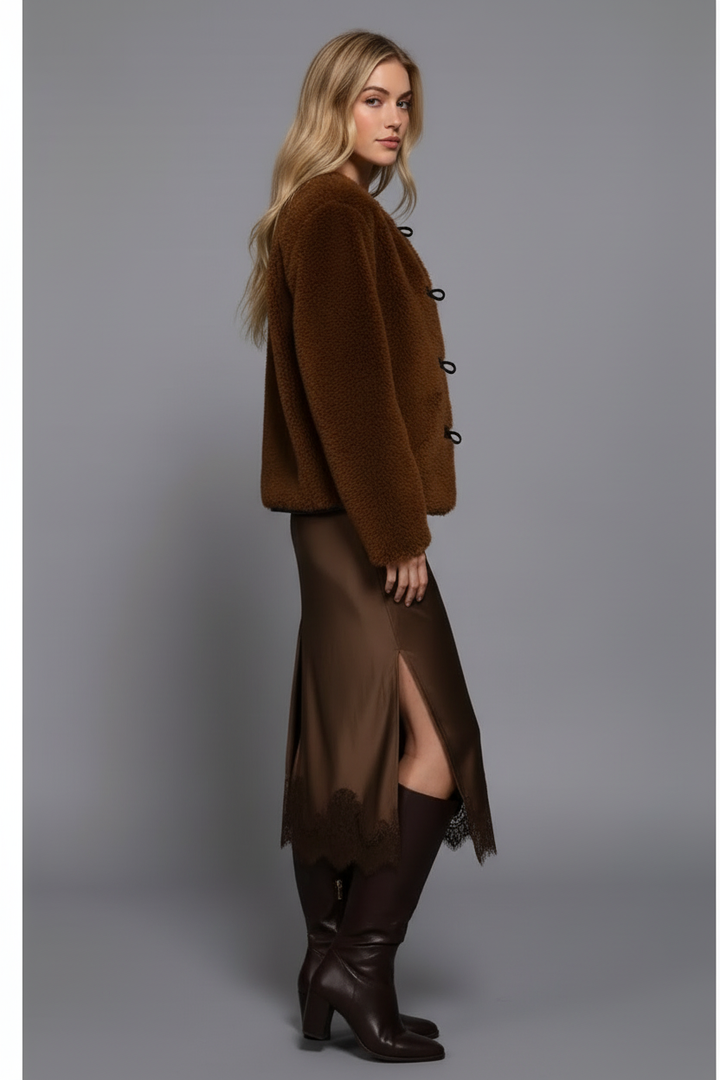 Side view showing skirt slit detail